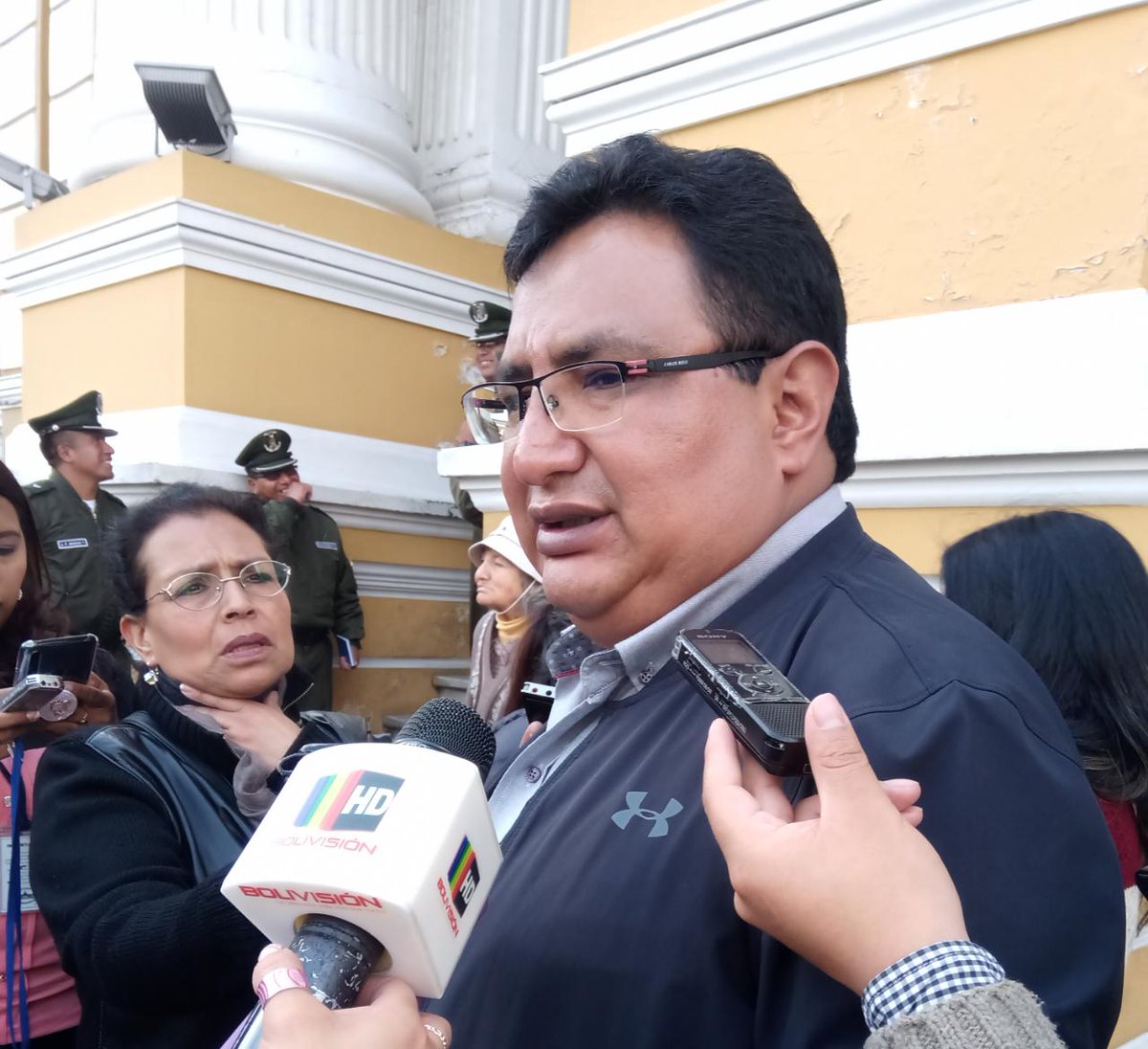 PosdataTV's tweet photo. #DeÚltimo
@amilcarbarral cuestionó que el Senador #JorgeChoque, acusado de crear un pueblo fantasma siga ejerciendo el cargo de legislador.
@JUANCARLOSARANA https://t.co/10IOgBoYO8