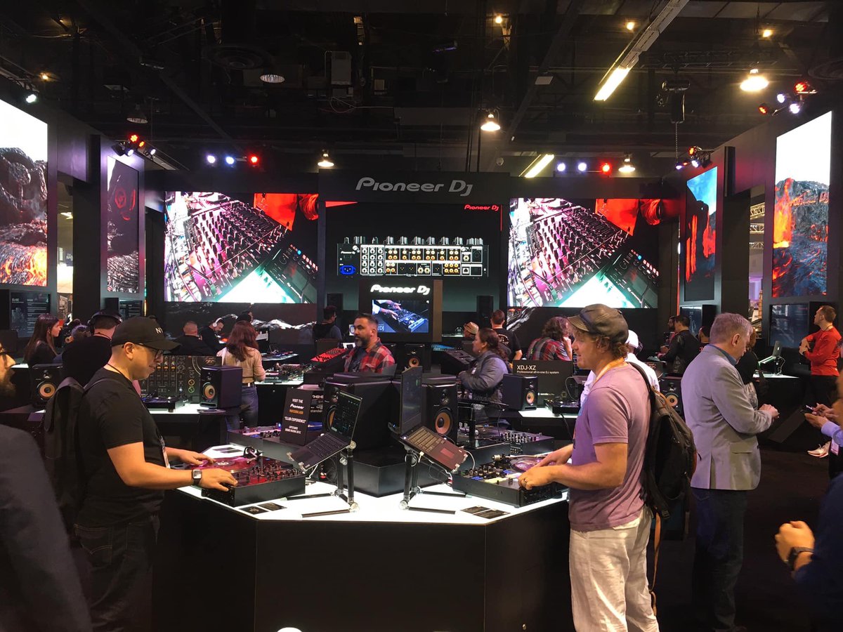 PioneerDJ_HR's tweet photo. Sjajan dan sa Pioneer DJ ovdje u NAMM-u!
#PioneerDJHrvatska #PioneerDJ #DJMV10 #DJM #V10 #6Channel #CraftYourSound #Series #New #DJLife #DJing #DJS #DJ #Clubs #Music #Dance #Party #Festivals #Techno #HouseMusic #Rekordbox #RekordboxDJ #PioneerHr #PioneerCro #AmadeusPioneerDJ https://t.co/1PUcspGRzk