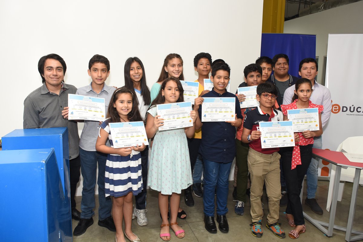 alcaldiagye's tweet photo. La tarde de ayer celebramos la graduación de 22 estudiantes de la V cohorte de #PiensaIN, quienes se especializaron en robótica, realidad virtual, modelado e impresión 3D y recursos web. https://t.co/eEAaxEABFK
