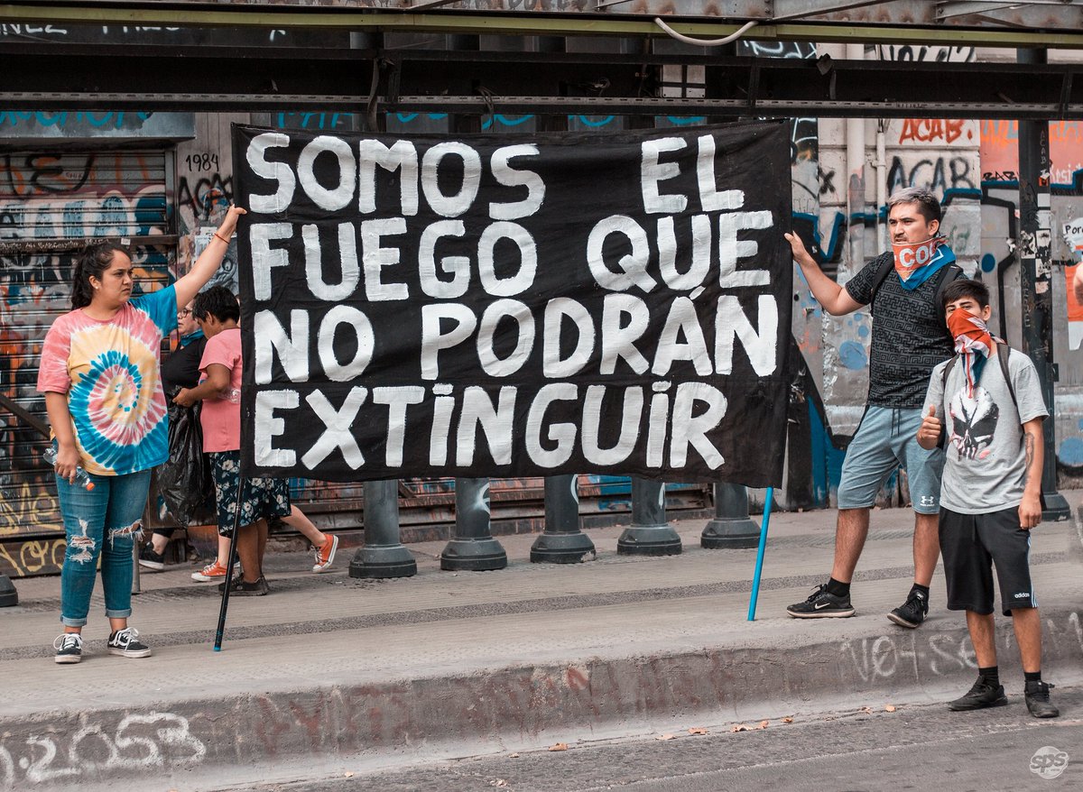 SPSProd's tweet photo. La dignidad debería ser para todos, no solo para los que pueden pagarla ✊🏿🙌🏿💣🔥

#spsprod #renunciapiñera #chiledesperto #highlightscl #foteroscl #photographer #photography #photo #foto #fotografia #instachile #instaphoto #canon #50mm #cartelescontrafusiles https://t.co/BOgelCorLl