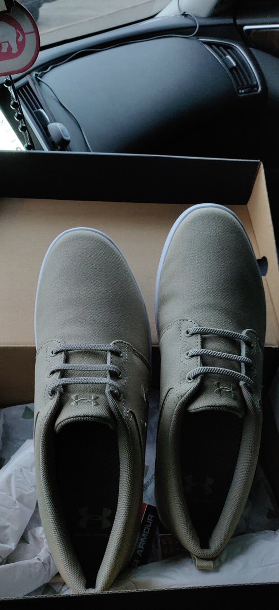 KenridgeGomes's tweet photo. Hey @UnderArmour, can you tell me what's wrong with this online order of these kicks? #fail #underarmour https://t.co/unG8PfsFgo