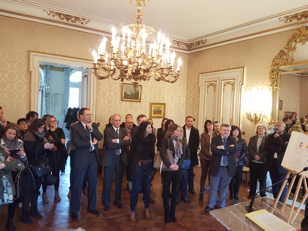 Prefecture40's tweet photo. Signature de la convention départementale France Services à la préfecture. Remise des plaques aux 4 structures labellisées au 1er janvier 2020. Renforcer l'accès des usagers aux services publics sur tout le territoire. https://t.co/xKbvyfo6FX