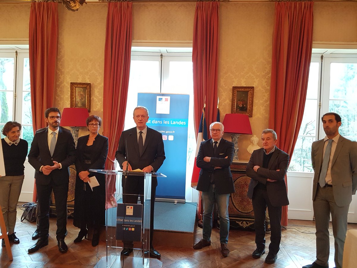 Prefecture40's tweet photo. Signature de la convention départementale France Services à la préfecture. Remise des plaques aux 4 structures labellisées au 1er janvier 2020. Renforcer l'accès des usagers aux services publics sur tout le territoire. https://t.co/xKbvyfo6FX