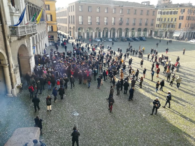 SonoNesqui's tweet photo. A quanto pare #modenanonsiLega #Bonaccini #citofonaresalvini #citofonastocazzo https://t.co/JxNJLVLVmS