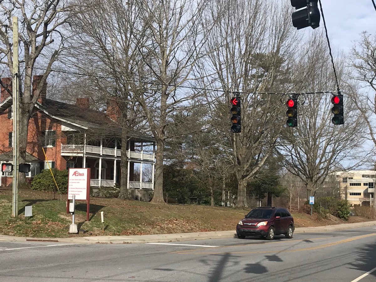 LBRIGMAN_WLOS's tweet photo. Ever get stuck at a red light &amp; wonder what's up with the timing? Or how the light knows you're waiting? We answer those questions tonight at 6pm on @WLOS_13 #StateofOurRoads #trafficlighttiming #trafficlights #WNC #Asheville https://t.co/09ZS3Xxpmy