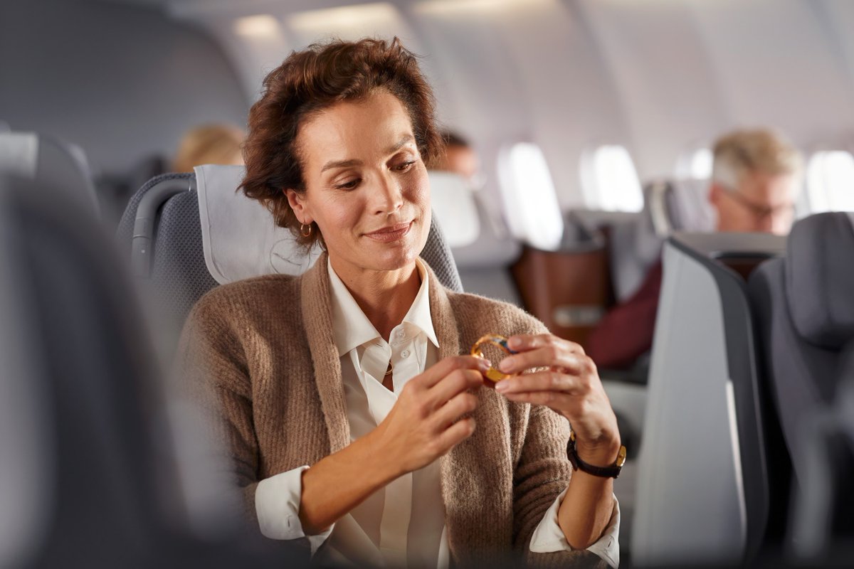 Lufthansa_BR's tweet photo. Durante o voo, nossos passageiros têm tempo suficiente para conferir os produtos #InflightShopping e a nossa tripulação de cabine está à disposição para ajudar. Nossas ofertas estão mudando constantemente, sempre abrindo espaço para novos produtos. https://t.co/9qY3ipd7HH