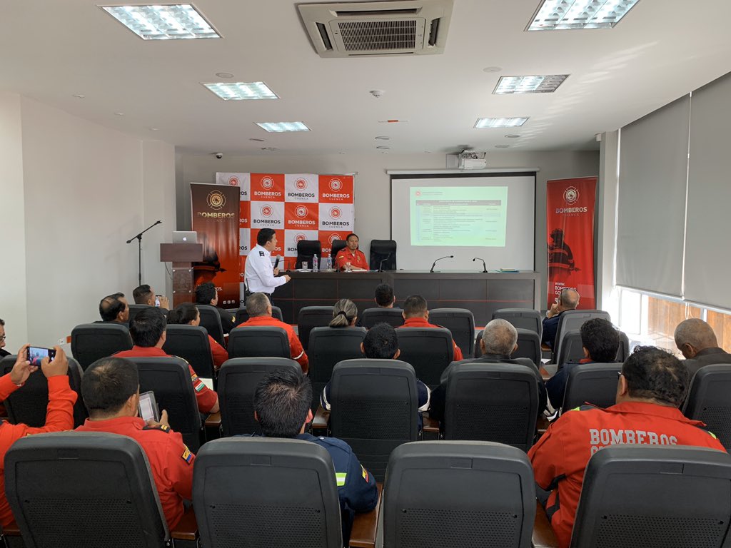 Bomberos_Cuenca's tweet photo. Ahora, en #BomberosCuenca, reunión con los Jefes de los Cuerpos de @BomberosIIIZona para socializar el cronograma de capacitación de la Escuela de Bomberos y la Tecnología Superior en Control de Incendios y Operaciones de Rescate. https://t.co/K80PppiFTs