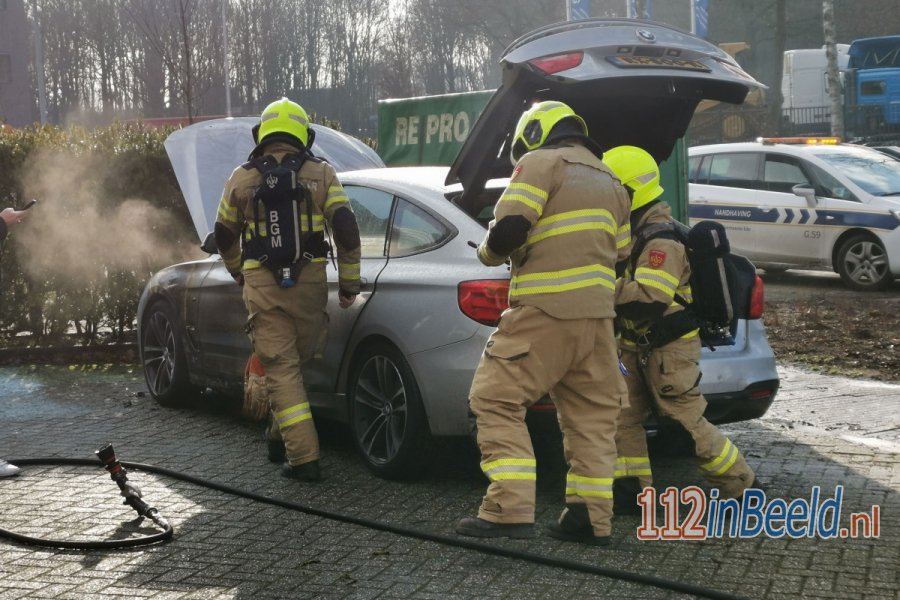 Auto vliegt in brand aan de Marconistraat in #Ede. 112 in Beeld.