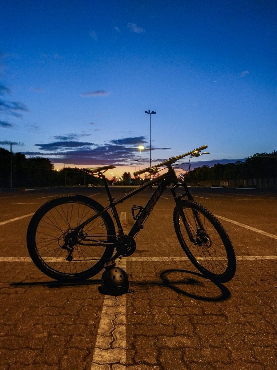 ViniMarshal's tweet photo. Tô simplesmente apaixonado pela minha bike, contemplem o TERROR DOS ASFALTOS https://t.co/0sH0WL9T2s
