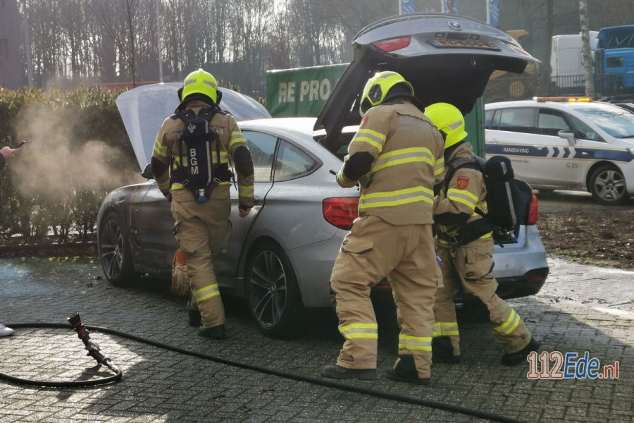 Auto vliegt in brand aan de Marconistraat in #Ede. 112Ede.