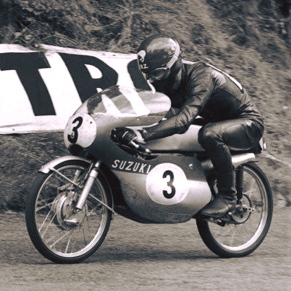 SuzukiMotoES's tweet photo. Hugh Anderson, piloto de Suzuki de 1961 a 1966 y 4 veces campeón del mundo, será entrará a formar parte de "MotoGP Legends" durante la próxima temporada 👏🏆 https://t.co/0XZSRfzJbH