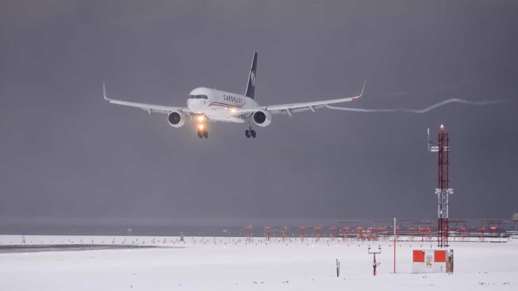 CargoJetAirways's tweet photo. Cargojet continues to service its customers with exemplary safety standards to ensure their cargo lands safely where it needs to be.  #jetvibes #cargoculture @ajay_virmani photo @eyetrpperyvr https://t.co/GnJP1m2vqL