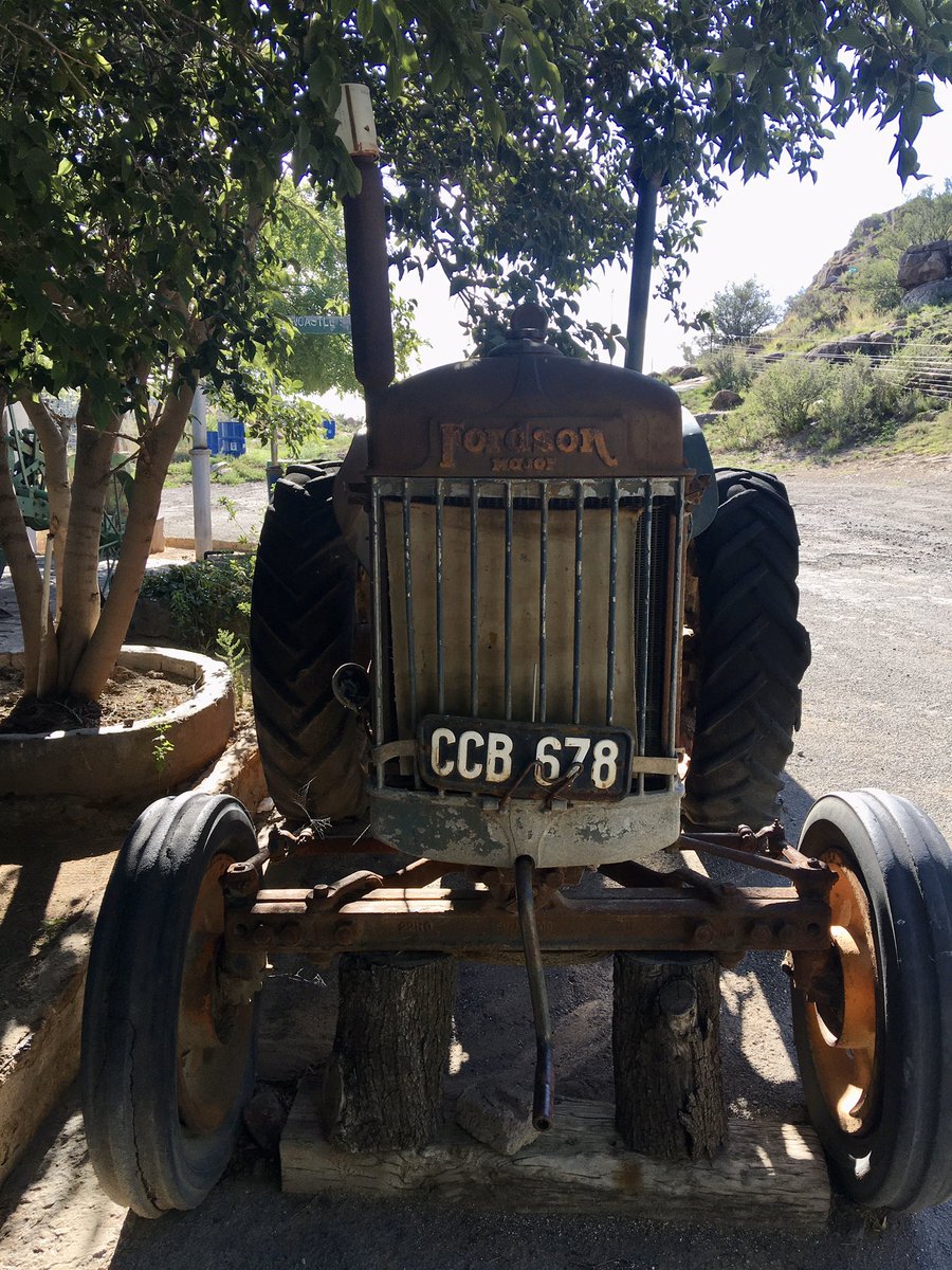 RubbishToRiches's tweet photo. Driving to Cape Town. 11 hrs done 💪🏻. Overnight in Hanover in the Karoo. The Karoo steals my ❤️ every time. Love the vintage motors rotting on the street. #karoo #roadtrip #rustporn #oldcar #vintagetruck #oldtractor #studebaker #fordson #northerncape #southafrica #n1 https://t.co/ZDxHGVcd3L