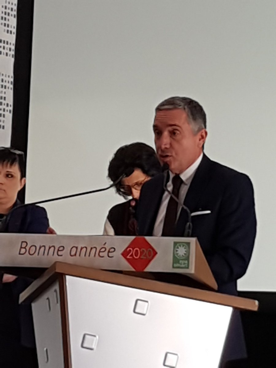 [#VœuxEPASénart]
Beaucoup de monde pour assister aux vœux de l'<a href="/epasenart/">Epa Sénart</a> présentés par sa Directrice générale <a href="/AEpasenart/">@ADebreil_epasenart</a> au <a href="/TheatreSenart/">Théâtre Sénart</a>. 
L'#AménagementDurable et #écoresponsable a été au cœur des discours, en phase avec la #TransitionSocialeEcolo en cours à #GrandParisSud.