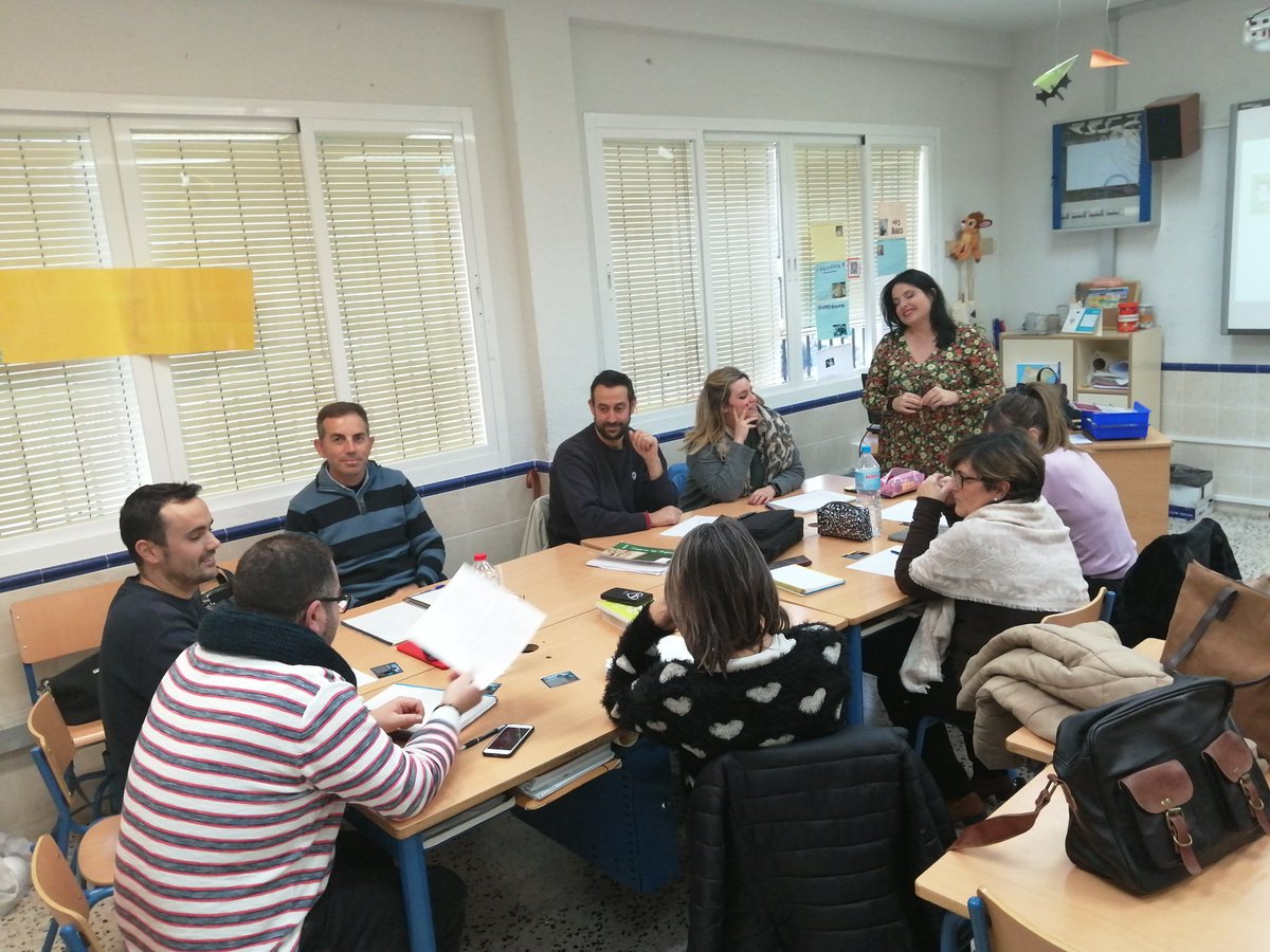 davidpal5's tweet photo. Comenzamos formación en aprendizaje cooperativo en CEIP NESCANIA con @Patrysa10 @cepantequera. Al mal tiempo, buena cara y formación. https://t.co/g2oUVhksdR