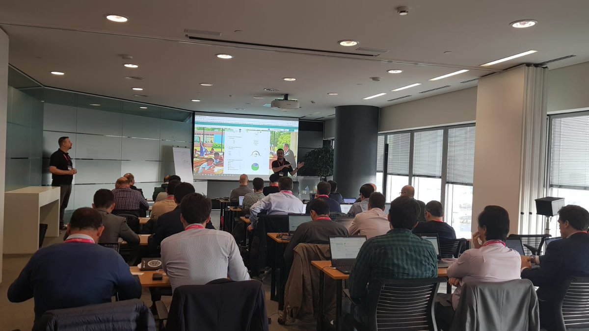 InsightIberia's tweet photo. Fantástica masterclass de Insight en torno a WVD hoy en @torreespacio, de la mano de nuestros especialistas EMEA @Treawlony y @RogerOsterberg, los asistentes quieren más! 😀 #azurebrothers #jumpstarts #azure https://t.co/U0PT2ZcclN