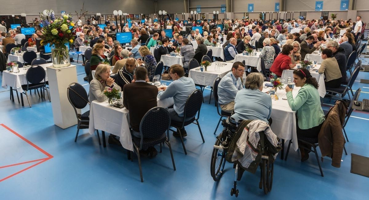 Gemeente start in de loop van maart dialoog over windenergie! Of we nu voor- of tegenstander zijn. Elke mening telt en wordt gewaardeerd. Zo maken we samen keuzes en afspraken rondom windenergie. Meer weten: barneveld.nl/windenergie Foto: G1000