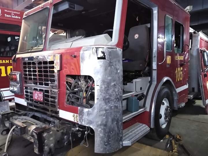 Gabriel_Floyd's tweet image. Hoy hubo un incendio en Villa El Salvador y la compañía no pudo acudir a la emergencia porque desde junio del 2018 su máquina de agua está fuera de servicio gracias a un bus de “El Chino” que lo chocó y hasta la fecha no se ha hecho responsable.