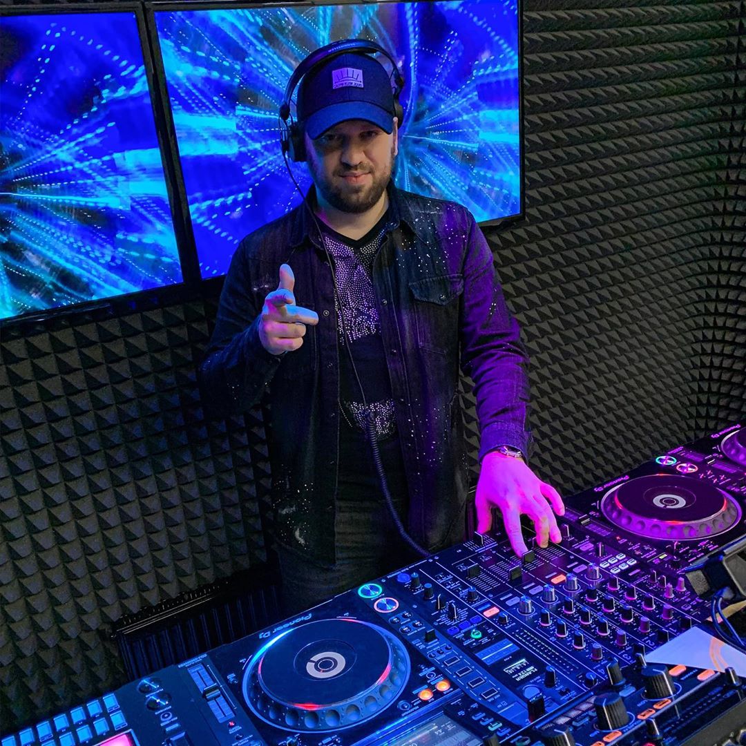 dj_savin's tweet photo. Как всегда отличная атмосфера на Pioneer DJ TV и удачный DJ set!!! 🎧🎶 #savin #djsavin #house #techhouse #basshouse #pioneerdj #pioneerdjtv #online #dj #set https://t.co/FhKctYEchx