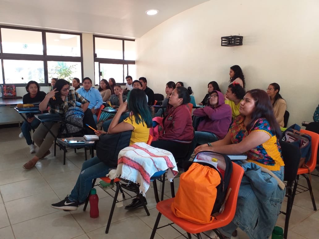 EmprenDinamicUT's tweet photo. A través de la coordinación de @CMUJER_UT aprendemos conocimiento para crear alianzas con comunidades en marginación y desarrollar Bibliotecas Comunitarias. 
@utvco @Negocios_UTVCO https://t.co/j9bNsoPPIV