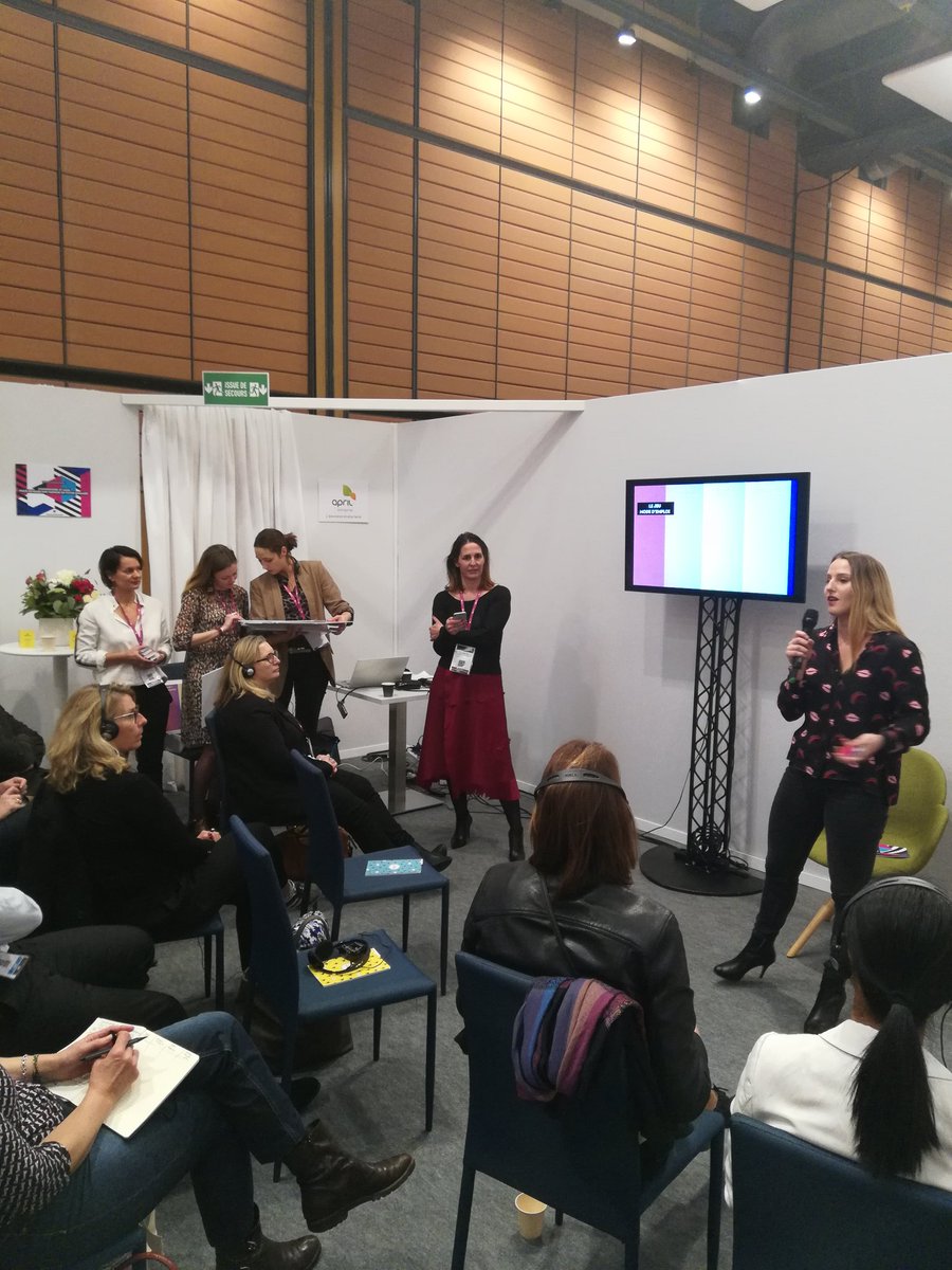 Place à la pratique au sein de notre masterclass : nous présentons aux #dirigeants un jeu créé pour l'occasion. Il doit leur permettre d'imaginer leur marque du futur à travers differentes réflexions.