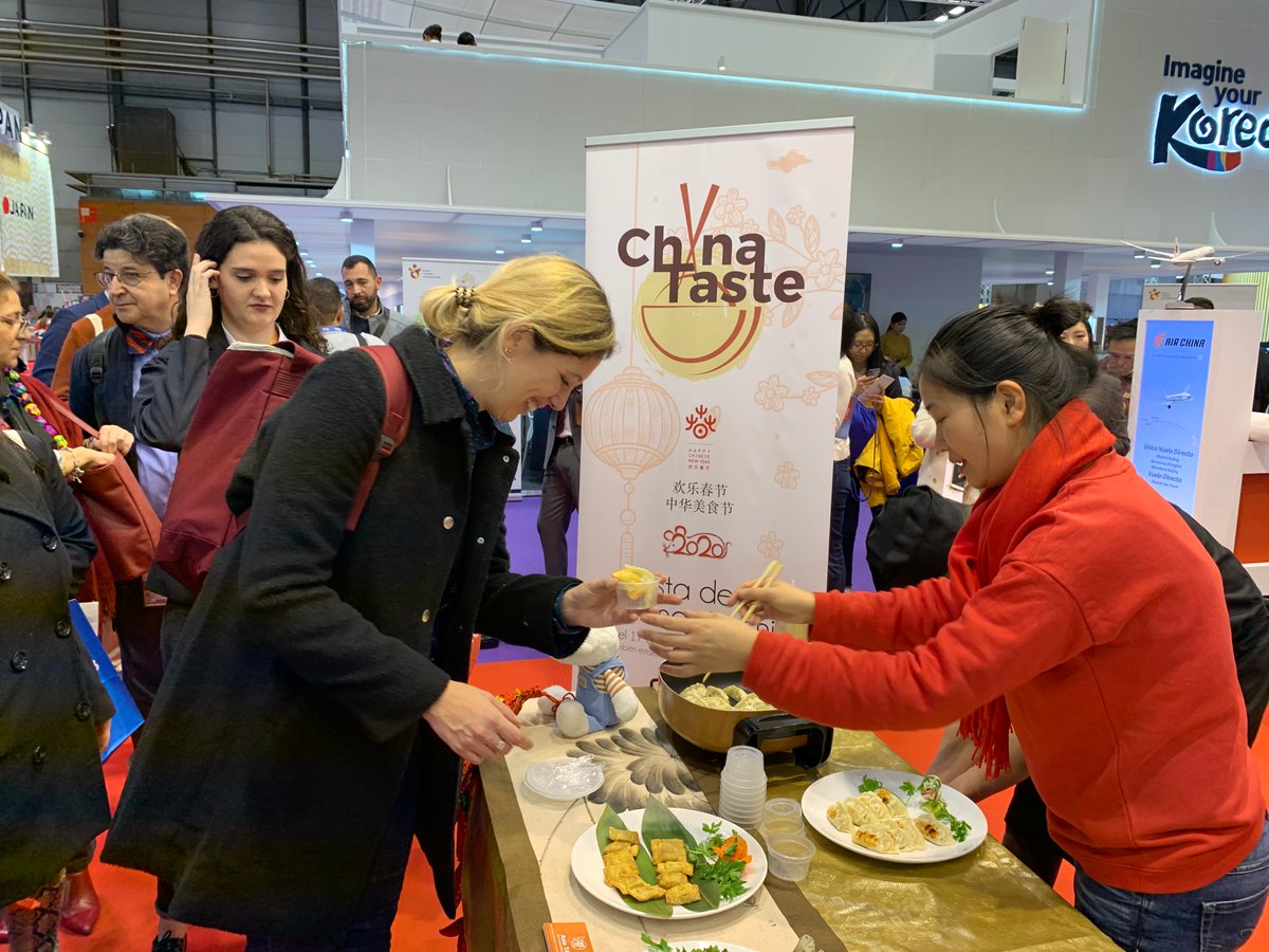 China vuelve a Fitur <a href="/fitur_madrid/">FITUR</a>. El Stand de China sigue ofreciendo informaciones turísticas, muestras culturales y experimento gastronómico ¨China Taste¨ <a href="/ChinaTaste_/">ChinaTaste</a> con motivo de celebraciones del Año Nuevo Chino 2020.