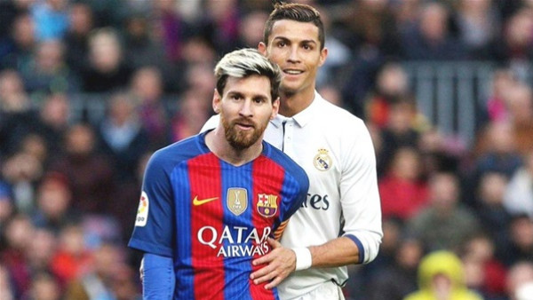 ReNgo_Sport's tweet photo. مدرب ليفربول يورغن كلوب : 
إذا لم تكن كريستيانو رونالدو أو ليونيل ميسي ، فعليك أن تدافع مع الفريق 🔴 https://t.co/n39w3ODZxQ