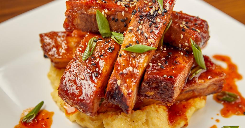 UniversalORL's tweet image. 🚨 NEW FOOD ALERT 🚨

Confisco Grille is serving up a new menu. Those Sweet and Sour Sticky Ribs *chef's kiss*