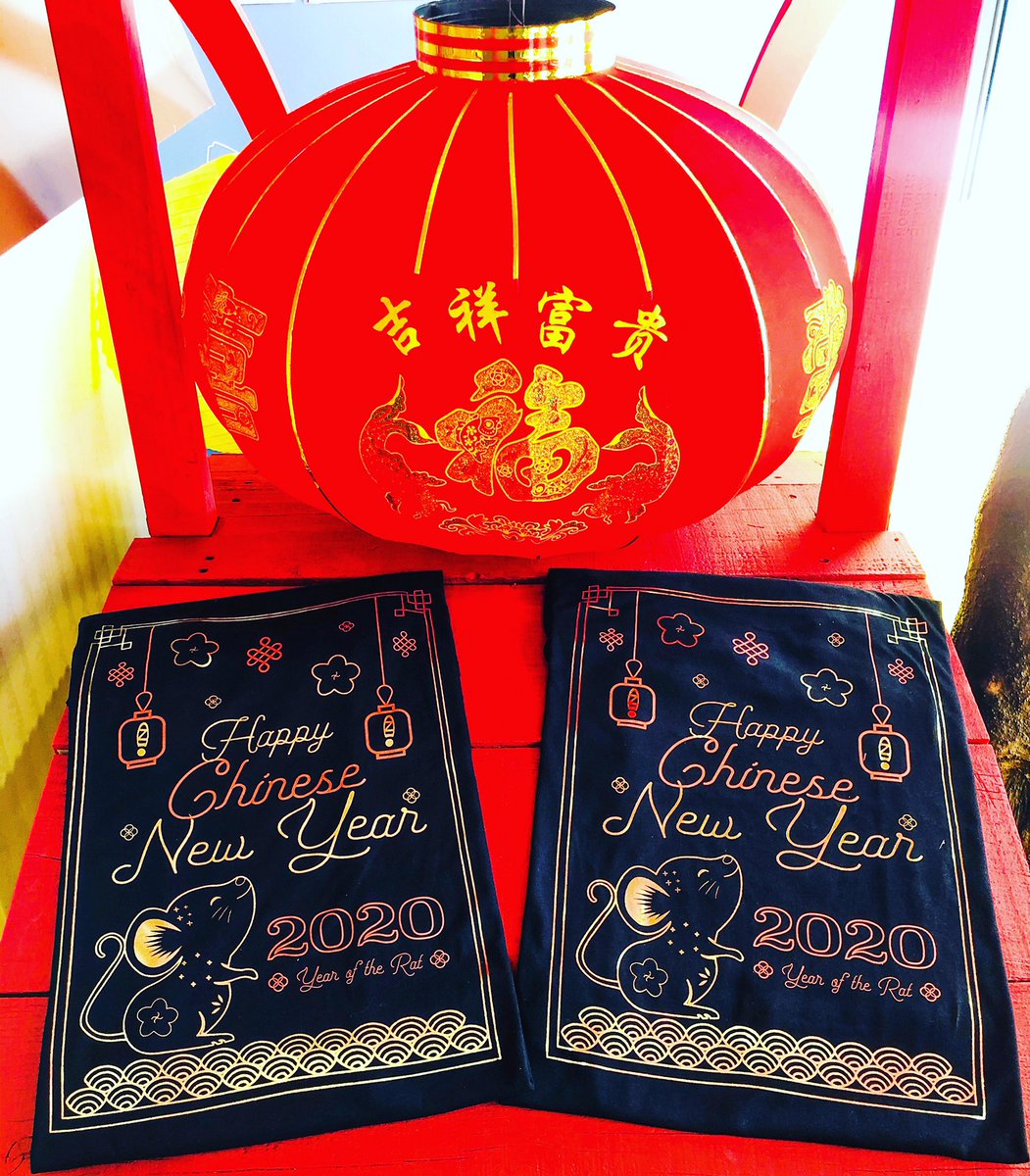 ZapposCulture's tweet photo. Now available at the #ZSpot in the #Zappos lobby! #chinesenewyears #yearoftherat
🐭
🐭
🐭
🐭designed by #zapposcre8
#swag #swagoo #zappos #zapposculture #design #companyculture #vegaslife https://t.co/gK36qpkiow