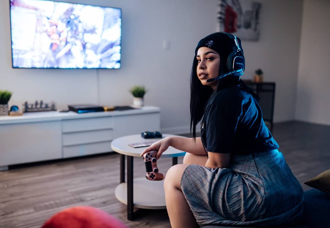 Midna_Ash's tweet photo. Your gamer gf https://t.co/yw4wmcp7ne