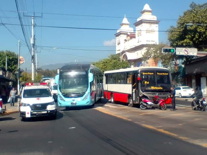La <a href="/CruzRojaSal/">CruzRojaSal</a> atiende a Persona atropellada por un bus de la ruta 4 en la alameda Juan Pablo ll ala altura del parque Centenario #SanSalvador. #TraficoSV