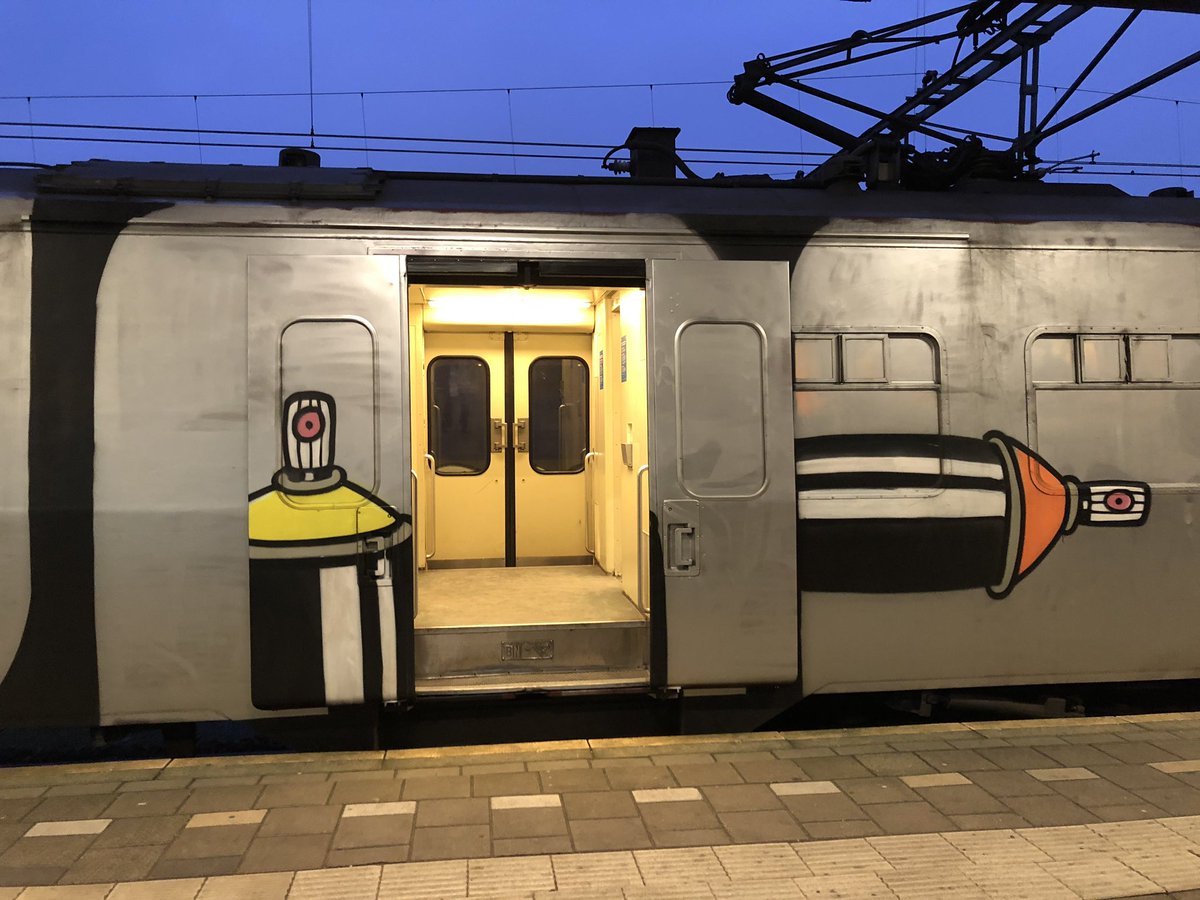 Meboerefijn's tweet photo. #Roosendaal over zilveren treinen gesproken. Deze Belgische mag er ook zijn. https://t.co/bRhgIScV6m