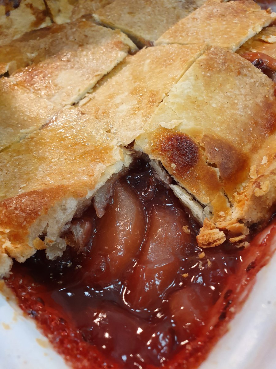 GuyKaye1's tweet photo. #NationalPieDay enjoyed @chigwellschool #halal lamb and lentil, #dairyfree chicken and ham, steak and onion, #Vegan vegetable and bean, #glutenfree fish pie, apple and blackberry pie to finish. @ChartwellsInd @chefchrischig @neilblack65 @soubie2002 #menuforall https://t.co/LnFcVv9KAm