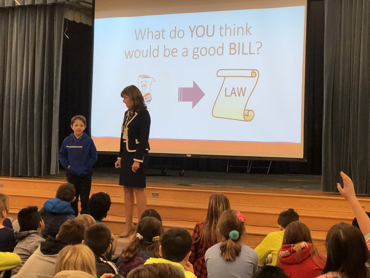 Today, a student presents his idea for a new law to Rep. Wendi Thomas. He wants to make smoking and vaping  illegal! Such a grand idea for a 4th grader. Let’s do it! @UESPrincipal @chucklentzsuper <a href="/RepWendi/">RepWendiThomas</a>