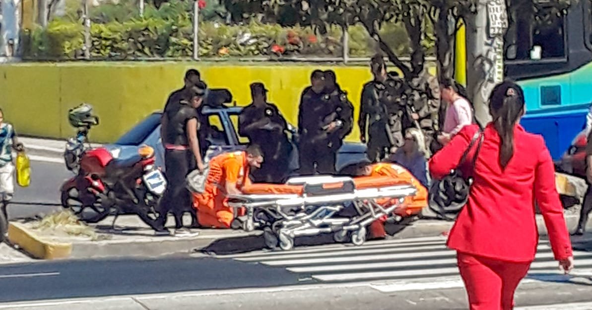 Accidente en el Blvd de Ejercito frente al ISSS Amatepec, en el sentido que conduce de #Soyapango a #SanSalvador. #TraficoSV