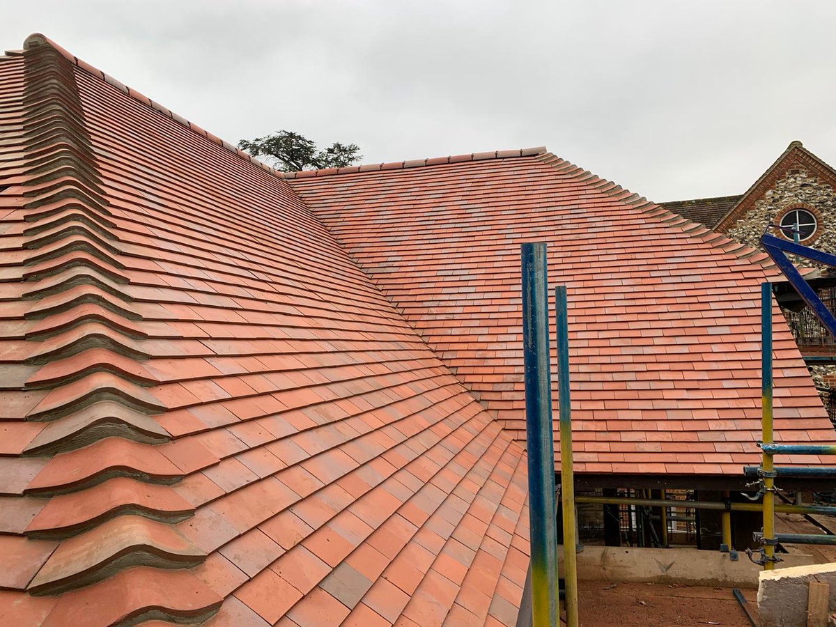 KeystoneRFL's tweet photo. Roofing works complete at Shiplake College for @BorrasConstruct installing @DreadnoughtTile clayware plain tiles #worksdone #pitchedroofing #roofing https://t.co/LL5FIvNP5E