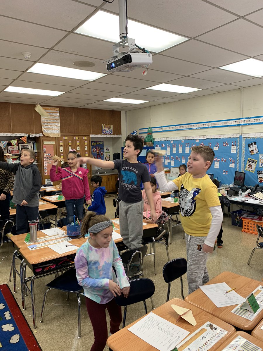 arusso_21's tweet image. Our 2nd Graders learning about aerodynamics and making paper air planes fly! #stem #aceprogram #aereospaceengineering @MrsMontanelli @Weston_School @CAPaerospace @mrjamilmaroun