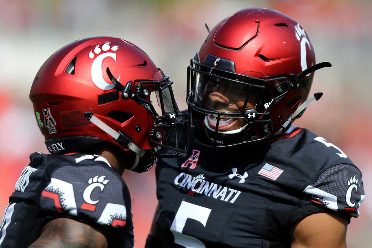 MarkusAllen19's tweet photo. Truly Blessed to have received my 7th offer from The University of Cincinnati.‼️ @Im_MikeB @Marcus_Freeman1 @UC_Recruiting @CoachFick @LoganM_UC @MickWalkerBCJ @BillBankGreene @Rivalsfbcamps @AllenTrieu https://t.co/ee1xw1tMdO
