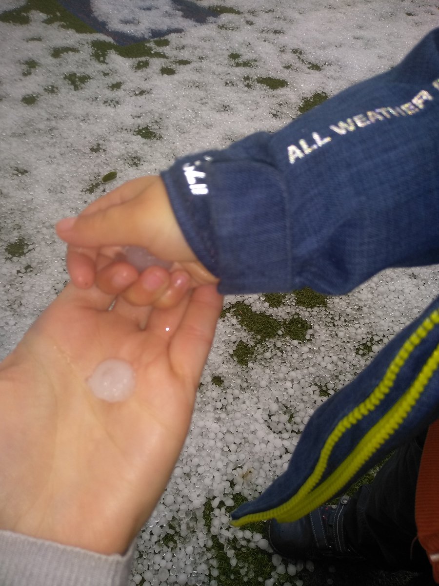 vaneinnova's tweet photo. Nuevas experiencias! La escuela granizada! Tocamos las bolas de granizo! #Invierno @Novaschool_es #Enero #Malaga #granizomalaga https://t.co/3MLoSlsk6m