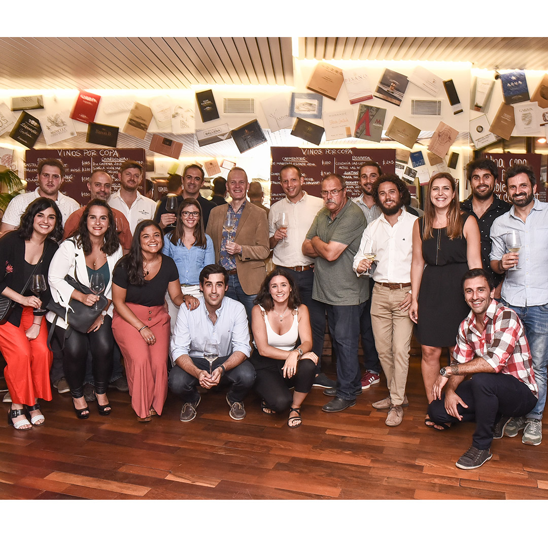 Convocado por <a href="/winesofuruguay/">Wines of Uruguay</a> el MW y crítico especializado <a href="/timatkin/">Tim Atkin</a> visitó el país durante una semana. De este a oeste y de norte a sur, estuvo en varias bodegas y contó a <a href="/BdelU/">Bodegas del Uruguay</a> en primera persona su experiencia. bit.ly/36ilq1l

#winesofuruguay #timatkin