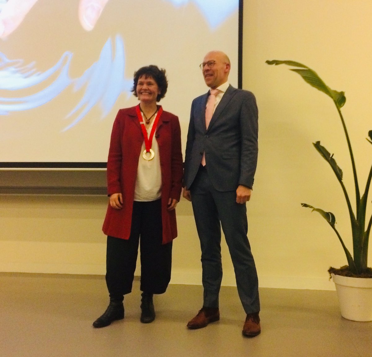 Congratulations Kate Raworth for being awarded today the first Professorship of Practice at the Amsterdam University of Applied Sciences! 🍩🎊#sustainability #hva #creatingtomorrow