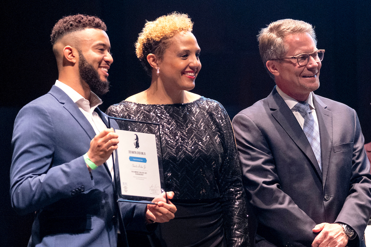 CSS_Science's tweet image. 🏆 Congrats to #CSS5 Charlie Helms, winner of the MLK UNC Student Scholarship for academic excellence and a strong commitment to civil/human rights and improving quality of life for the @UNC community! Charlie is a @unccs comp sci major.

#MLKUNC  📷:Jon Gardiner/UNC-Chapel Hill