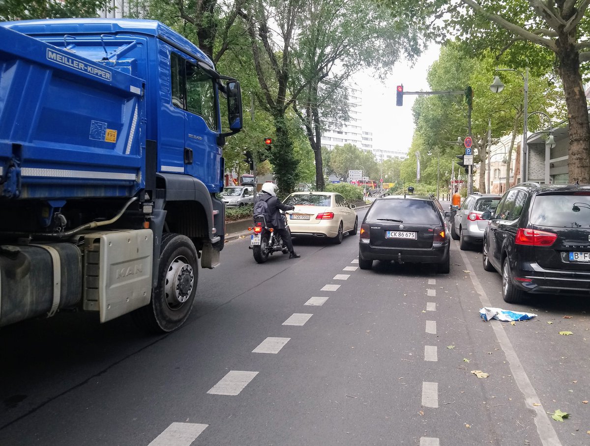 BikingBerlin's tweet photo. Als ob nicht schon eine ganze Spur der Budapesterstr dank Parken permanent belegt ist... #runtervomradweg #fahradalltag #mehrplatzfürsrad #falschparker #gefahrensituation https://t.co/XEaLKWFWYX