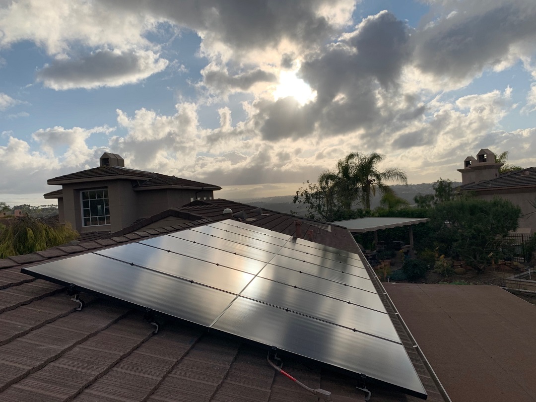 PalomarSolar's tweet photo. We're happy to feature another amazing Palomar Solar &amp; Roofing installation in our Pic of the Week! This system, located in Del Mar, CA was installed with LG panels and @Enphase microinverters.

#solar #energy #sandiego #gosolar #greenenergy #solarpv https://t.co/PAc5uwmXeb