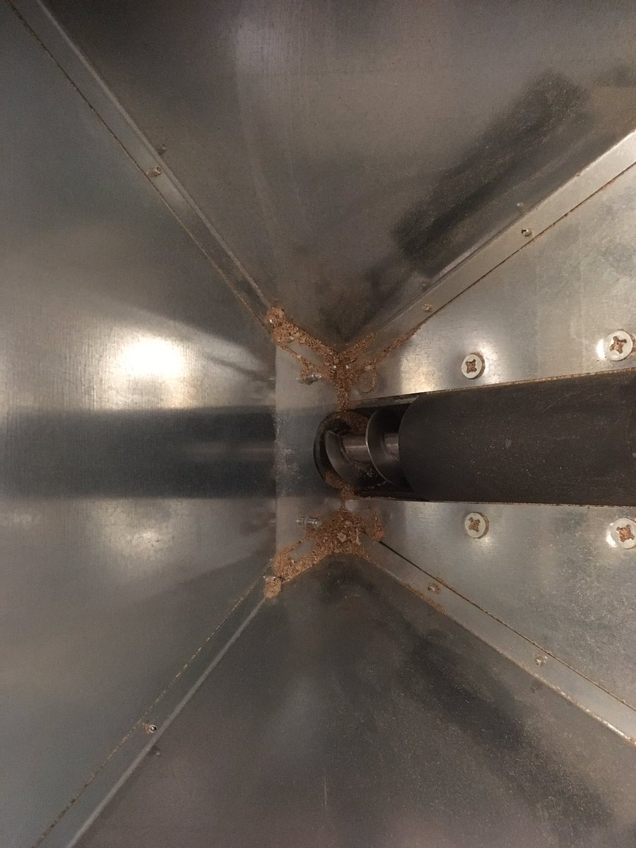 Tbobrw's tweet photo. De Burnit Pelletketel Pell Easy 20 kW kan brandgevaarlijk zijn. Onlangs kachel onderzocht waarbij heel veel pellet gruis in de behuizing valt langs het wormwiel.  Leverancier “https://t.co/y0RErC8COp “ helaas niet bereid het probleem te verhelpen https://t.co/tbExOB4mv0