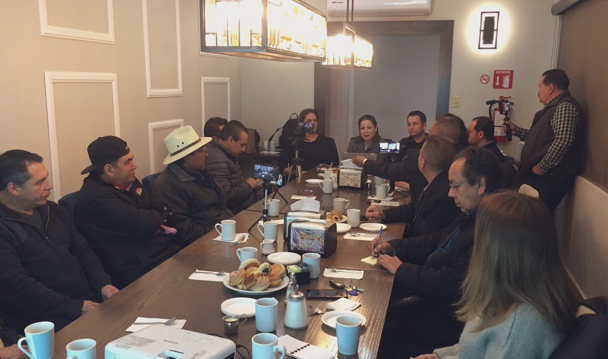 MadeBonnafoux's tweet photo. Un gusto estar el día de hoy en #Aguaprieta #Sonora platicando con medios de comunicación acompañada del regidor @CarlosFuAP y Julie Morales presidenta del PAN Municipal. Hablamos sobre la agenda legislativa de @diputadospan y de diversos temas de interés nacional. https://t.co/nR7nRtpNDT
