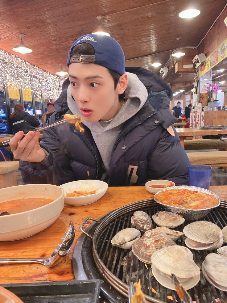 ih__twt's tweet photo. 그는 일어나고있는 모든 것만 큼 흥분된다. 당신이 보는 데는 시간이 ��릴 것이다 #윤기 #MyNotSoDearBrother #많은일 https://t.co/0isscJKll2