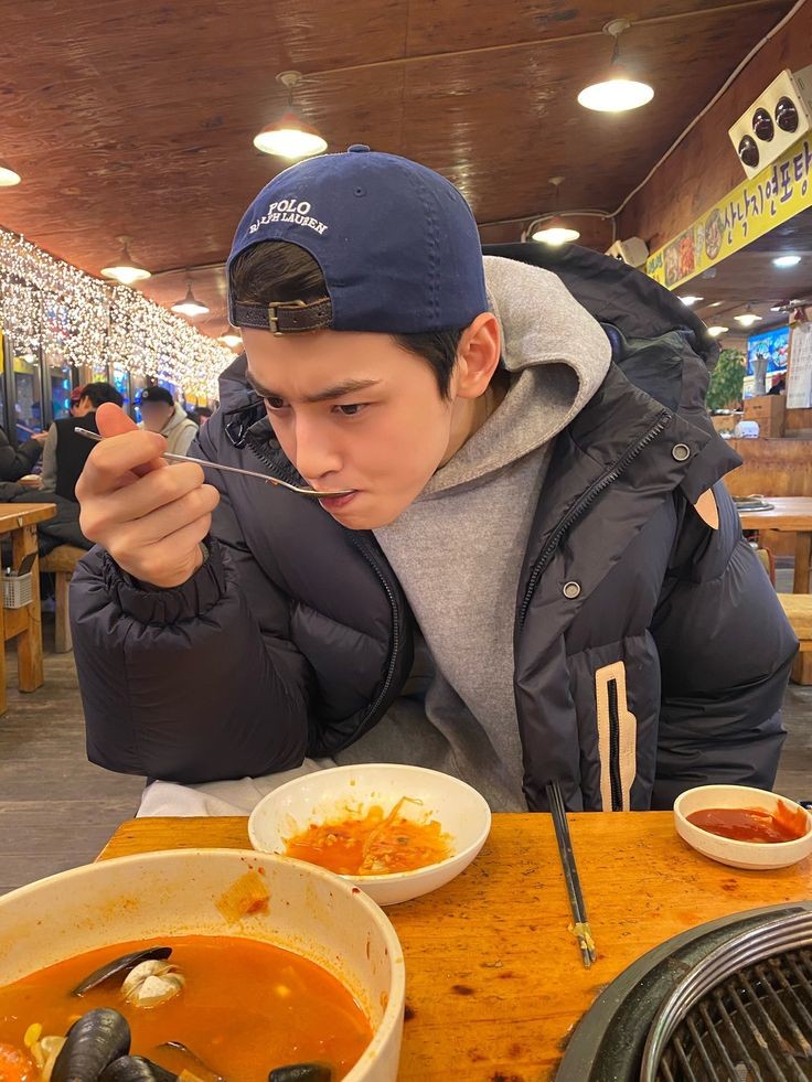 ih__twt's tweet photo. 그는 일어나고있는 모든 것만 큼 흥분된다. 당신이 보는 데는 시간이 ��릴 것이다 #윤기 #MyNotSoDearBrother #많은일 https://t.co/0isscJKll2
