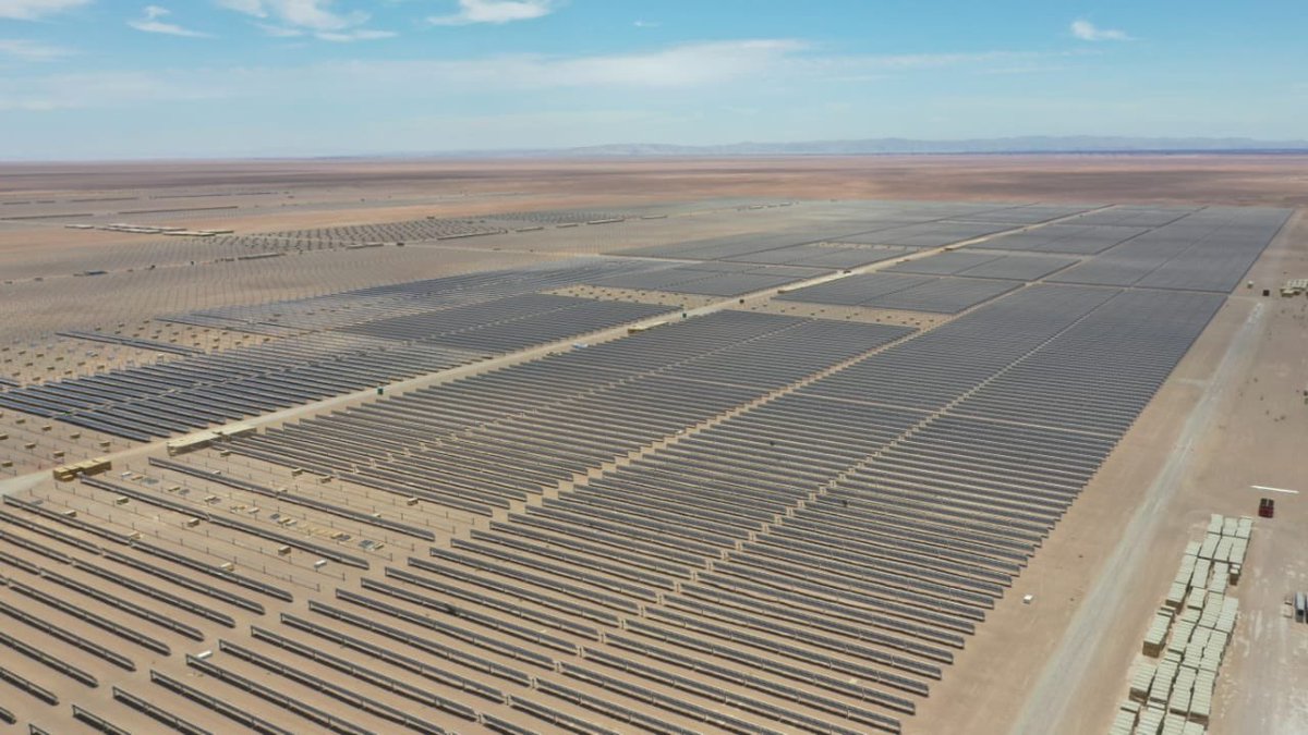 JCJobet's tweet photo. [1/17] Hace unos días participamos del cierre de la central Tarapacá y visitamos el nuevo proyecto Atacama Solar. Son dos caras de la misma moneda: la transición energética. Paso a paso vamos construyendo una matriz con mayor presencia de energía limpia, dejando atrás el carbón. https://t.co/JQzxCchkE8