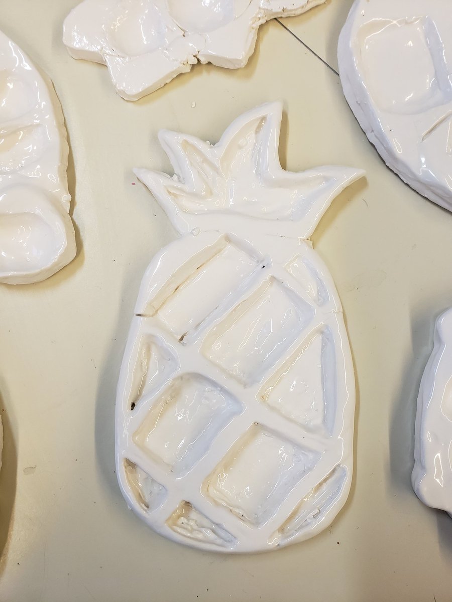 artBWHS's tweet photo. 6th grade Ss created their own ceramic palettes! Check out these amazing personalized yet functional art pieces @BWISOH #bwls2020 https://t.co/LaIQclZvfQ